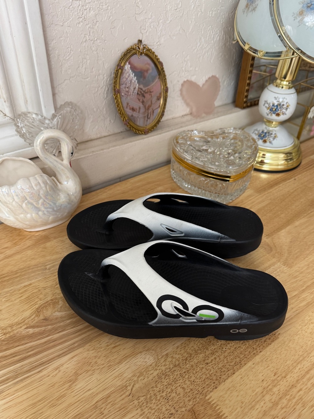 Super comfortable OOFOS black and white recovery flip flops 🖤🤍 Size EU40 W-9 M-7 - Picture 3 of 15